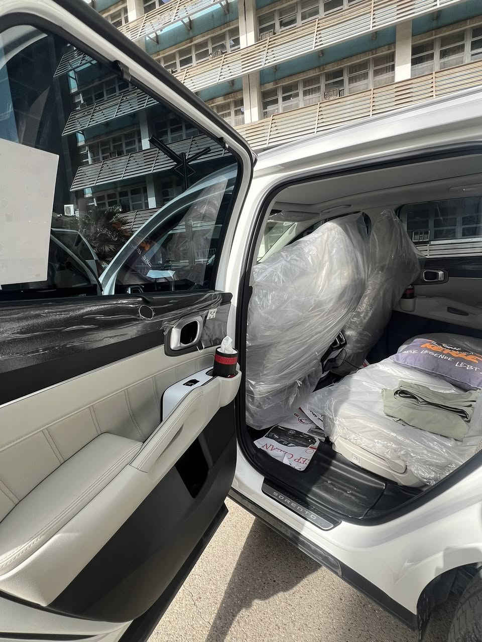 سورنتو موديل ٢٠٢٥ خليجي  جديده جداا  بعده كله بالتغليف الشركة ماشيه 23 الف بعده بحالة ضمان 

مواصفات سياره فول ١/١ عدا كشتات
 جلد وكاميرات ٣٦٠
بانزين 

أربع سلندر حجم المحرك ٢٥٠٠ 

مضلل بالكامل مع ضمان تضليل امريكي  

مغلفه البجم PPF 

 فتحه بانوراما 

لون ابيض 

ويل 19 

تبريد ثلاثة قطع 

بصمة تشغيل وابواب جنطة 

تشغيل عن بعد 

كأمره دواره 

كشنات كهرباء ⚡️ 
كشنات  الخلفيه قلابه كهرباء ⚡️ 
شاشة متصله 

كير ماوس 

شفتات ستيرن 

حساسات امامي خلفي 

ثلاث انظمه قياده 

شحن لاسلكي 

منافذ تايبسي 

بصمه عدد اثنين 

جنطه كهرباء ⚡️ 

بلوجكتر لد 

مري شفط 

ترحيب 

لد دشبول مخفي متغير الآوان 

سبعه راكب 

سبير ما نازل 

سياره جديده جداا 

الضمان شركة كيا نم ضمان خمسه سنوات 

تواصل مع الرقم 

ملاحظه سياره في بيت مو معرض 

ما متواجد ع فيس 

 بي واتس اب ***********

السعرر 285 وبي مجاااااال كلش كلش بسيط
