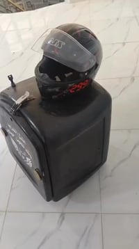 خوذه وصندوك معروضات للبيع خوذه صارلهه سبوعين من مشتريهه رايدهن ب40 الف...