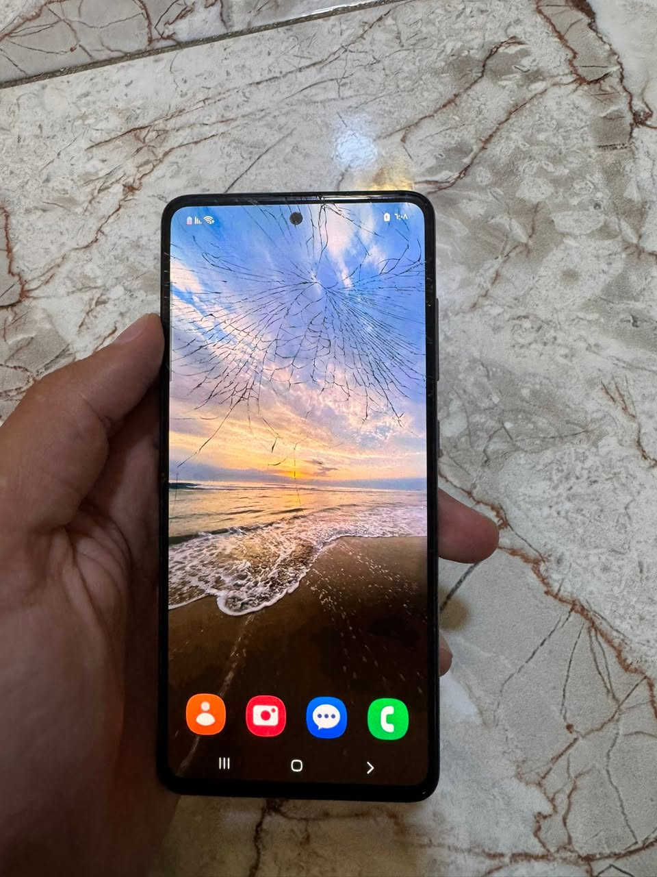 جهاز A51 سامسونج للبيع

جهاز حلو ونظيف بس وكع  من إيدي  ونفطرت الشاشه مثل ماموضح بالصوره
 (فطر مو كسر يعني بعدها تلمس وشغاله ١٠٠٪؜) 
ذاكرته ١٢٨
بطاريته بعدها بيها حيل
جهاز اشتريته من الشركه ب٤٠٠ اله وضل على إيدي 
والكارتون والشاحن موجودات
أريده ب٧٠ ألف بس
مكاني نجف كوفي حي ميسان
رقمي ***********
