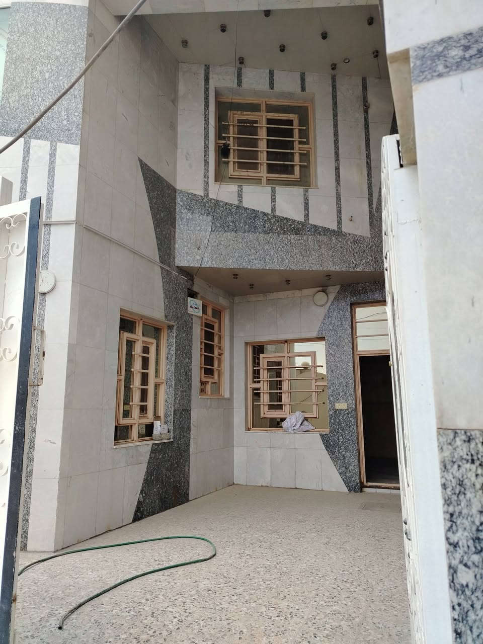 سلام عليكم
دار للأيجار مساحة 200 متر مربع
واجهية 10 متر نزال 20 متر
واجيهة مرمر
البيت بي مدخلين
مدخل على المطبخ والمدخل الثاني على الاستقبال
يتكون من مطبخ حار +بارد
يحتوي على استقبال وصالة
منورين داخل البيت + حمامات عدد 3
الطابق الأول يحتوي على غرف نوم عدد 2
الطابق الثاني يحتوي على غرف نوم عدد 3
العنوان النجف الاشرف حي الغدير شارع الحزام الاخضر مقابل مدينة العاب السلام مقابل زيونة كروب للمكملات الغذائية
يصلح شركة او مختبرات او عيادات
للأستفسار الاتصال على الرقم ***********
