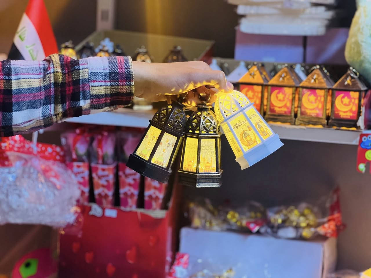 🌙 سُنّة نبينا.. في حُلّة رمضانية جديدة 🌙
مع اقتراب شهر الخير، تكتمل تفاصيل يومنا بالتقرب إلى الله وإحياء سنن المصطفى ﷺ. ولأن المسواك رفيق الصائم، 
قدمناه لكم هذا العام بتصميم يليق بجمال مناسباتكم.

• 🌿 أصالة المسواك: جودة تليق بصيامكم.

• 🏮 روح الفانوس: هدايا مزينة بنور النشرات الرمضانية.

• ☪️ هلالُ البركة: مجسمات وأهلة تحمل عبارات "رمضان مبارك".

• 📜 أذكارٌ تفيض: كروت دعوية أنيقة ترافق هديتكم.
توزيعاتنا.. أجرٌ يُهدى، وذكرى تزهو. 🎁

📞 للحجز والتفاصيل: [***********]
🚚 توصيل يسبقُ هلال الشهر.
