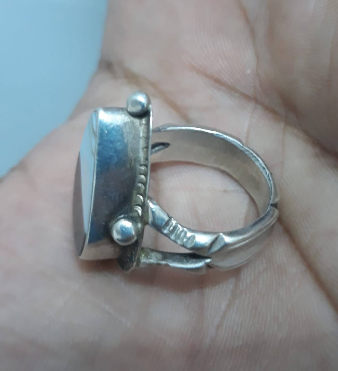 سلام عليكم جزعه يماني قديمة صياغة يدوية مكاني بغداد ام الكبر والغزلان ***********
