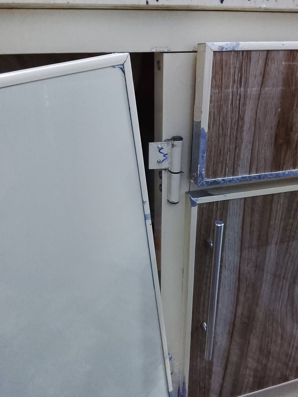 السلام عليكم كونترات للبيع مترتين ونص باسنك متره ونص مرمر لسعر 300 وبيه مجال وهذا رقم ***********
