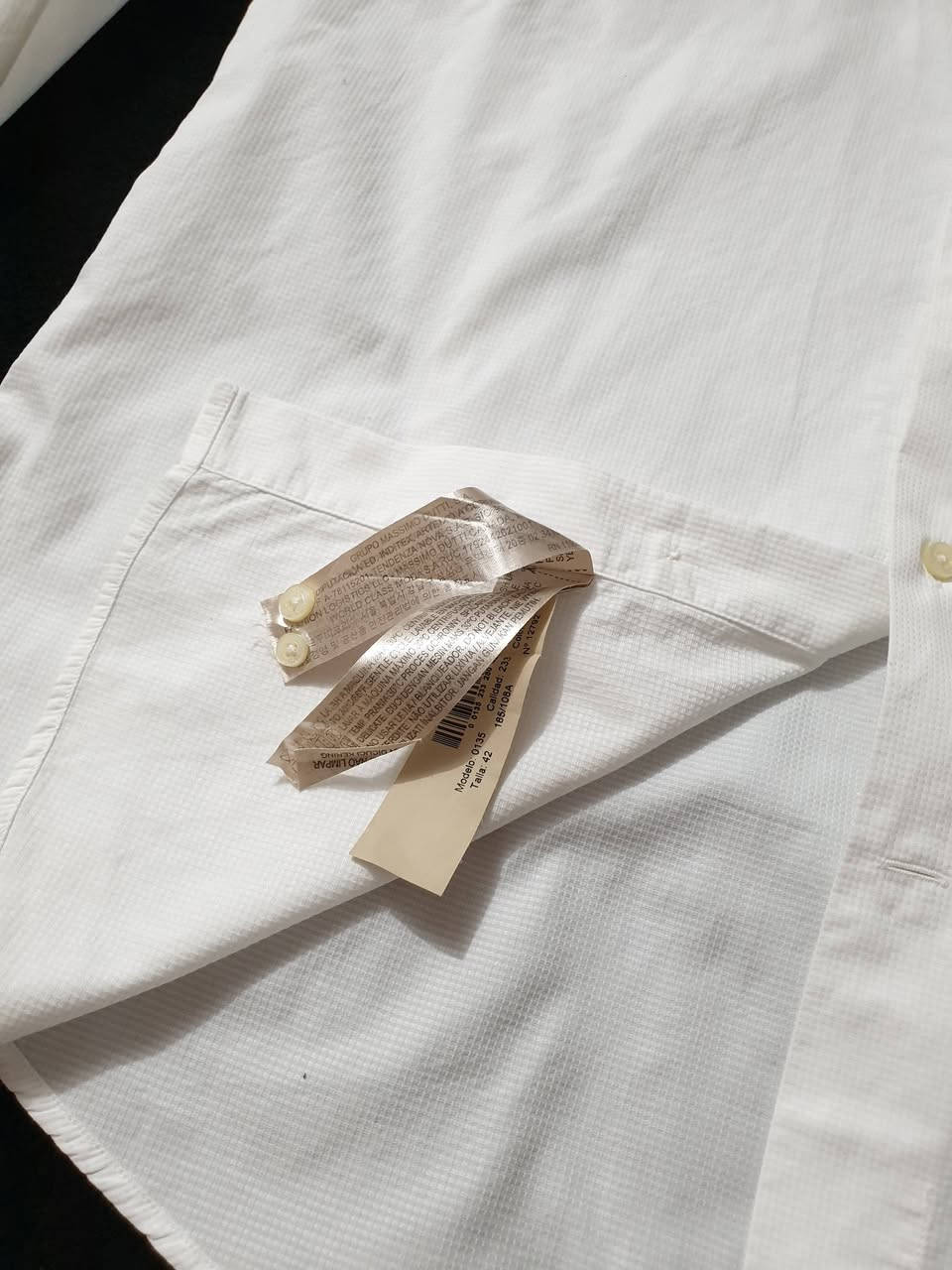 السلام عليكم جميعا...
قميص رسمي من ماسيمو دوتي
(( Massimo Dutti )) الاسبانية 
يلبس ميديم راهي... و لارج سلم فت
بالة و نظافة 💯 %
صناعة اسبانية ..
خامة مسننة ...
الطول 74 سم ...
عرض الصدر 54 سم
طول الردن 65 سم ...
السعر ثابت رجاء... 26 شامل التوصيل...


**إذا كنت صاحب هذا الإعلان وتريد حذفه لأي سبب، رجاءا أرسل رسالة إلى الدعم الفني**