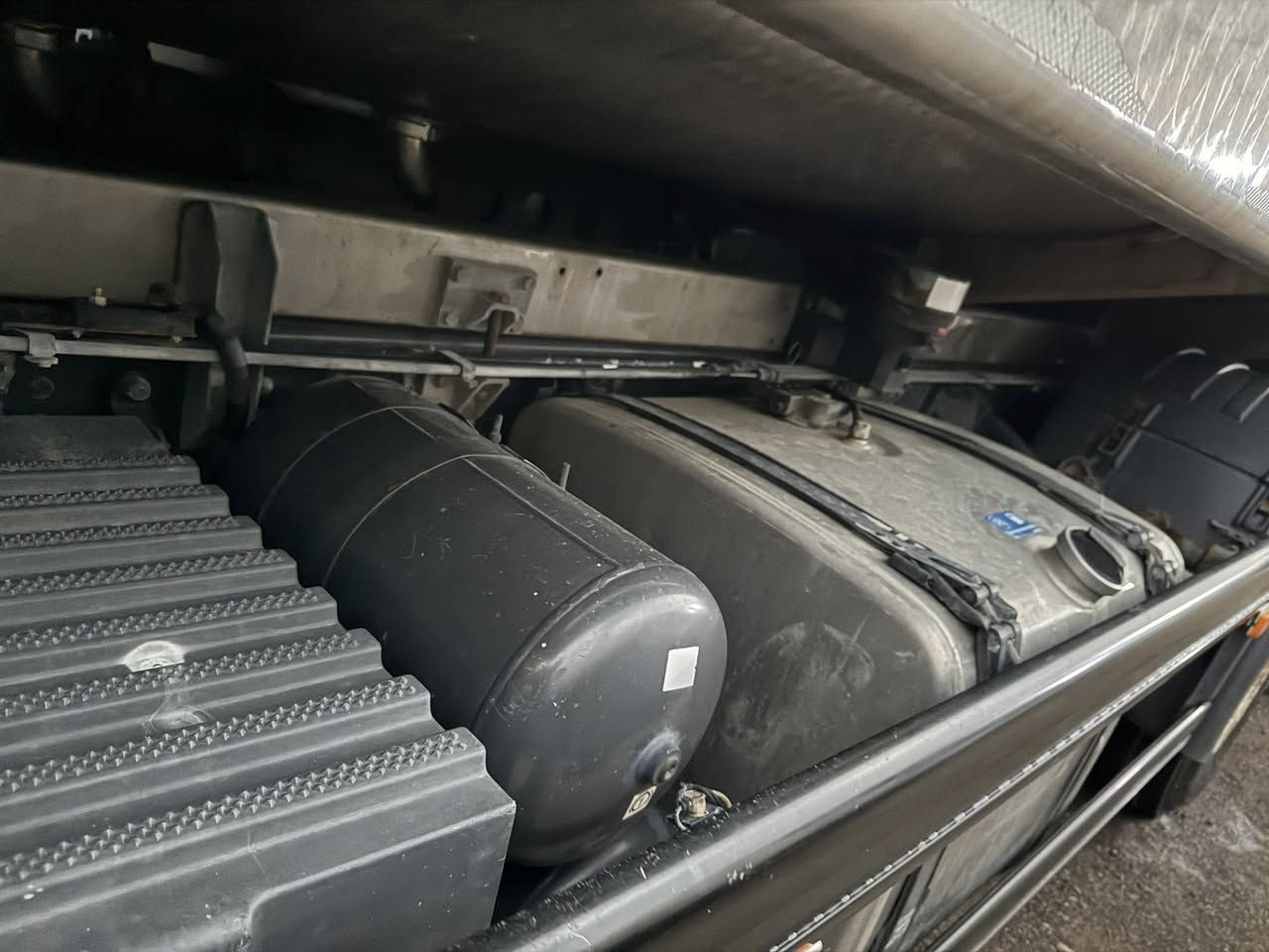 للبيع سكانيا ٢٠٠٧ سيارة جديدة جاهزة تانكي استيل 15 طن سيارة بلادية تنكر جاهزة للشغل شاصي دبل باج تخم تاير حجم المكينة 380 كير عادي رقم أربيل باسم شركة👉 شراي اتصل عنوان بصره***********
