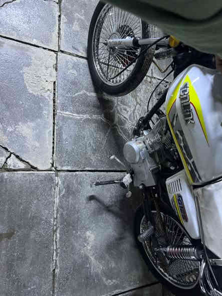 سلام عليكم ايراني سونك ٤قير مكينة ناعمة فول دراجة  يرادلها ضفيرة بدون اوراق سعر ٧٠٠ وبيها مجال حك الجية عنوان البياع حي التراث ***********اتصال فقط مابي واتساب وذا تحب مازنجر  اذا مو شراي لا تكسر بلحلال
