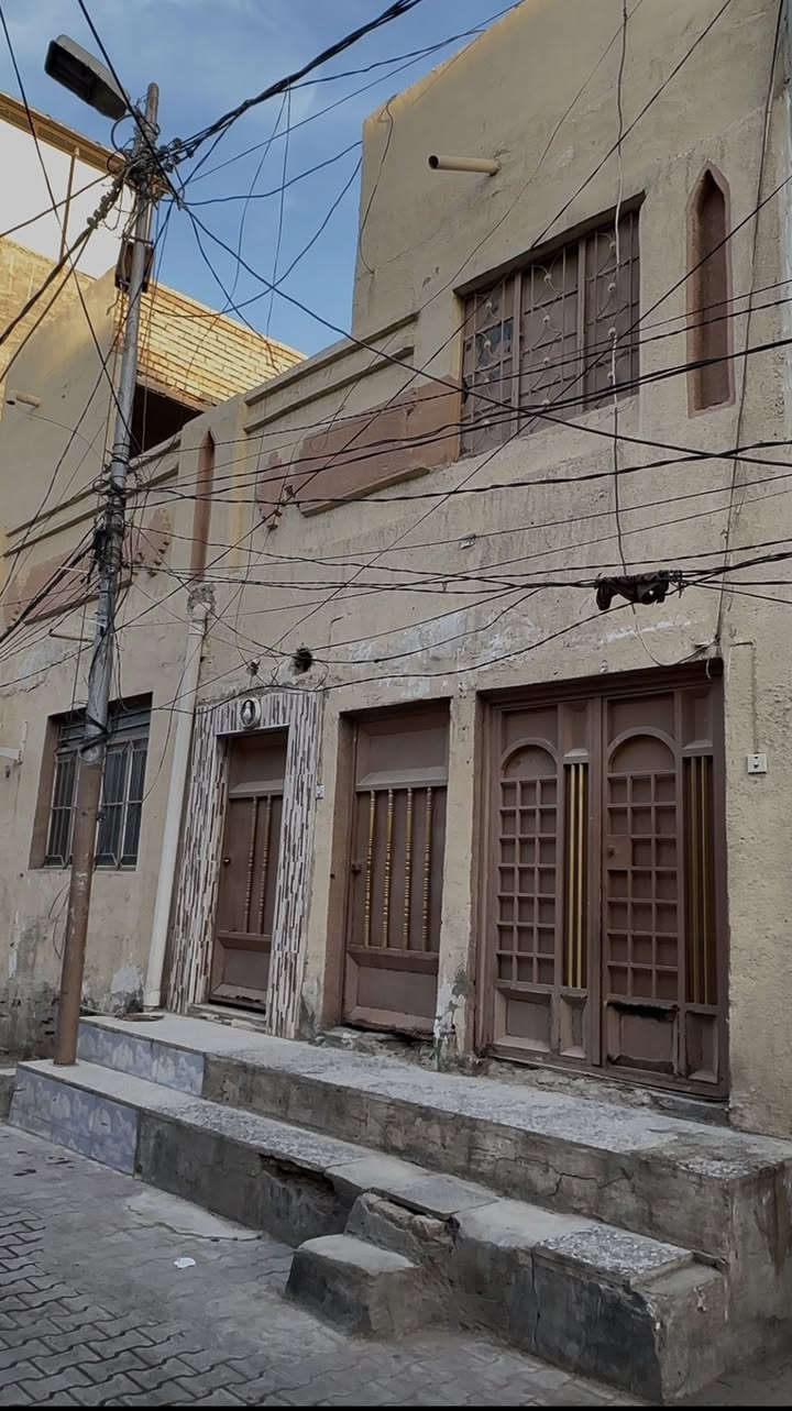 بيت للبيع كوفه الشارع خلف مطعم فارس الكريطي مقابل الدكتور ماجد الحمداني 
المساحه 180 متر مقسم ٢ بيوت وشقه 
الواجهه 10.20 متر 
للاستفسار 
***********
