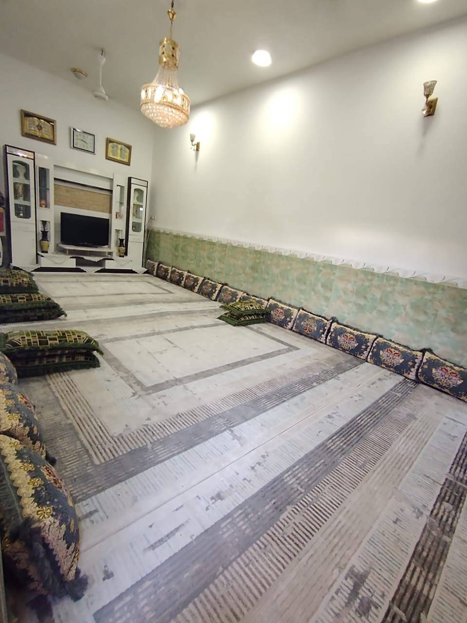 #اللهم صل على محمد وآل محمد 
#بيت للبيع  مقابل خدمات منتزه + روضه 
#طابقين  مسلح 
#منطقة حي الحكم  قرب مركز صحي الحكم 
#المساحة 260 متر 
#الطابق الأرضي يحتوي على استقبال و٣ غرف  وصالة ومطبخ وصحيات خارجية وداخلية
#الطابق الأول يحتوي على٤ غرف وصالة وصحيات 
البيت شغل درجة أولى و كامل كل نقص مابيه 
للاستفسار الاتصال على الارقام التالية
 ***********
***********
