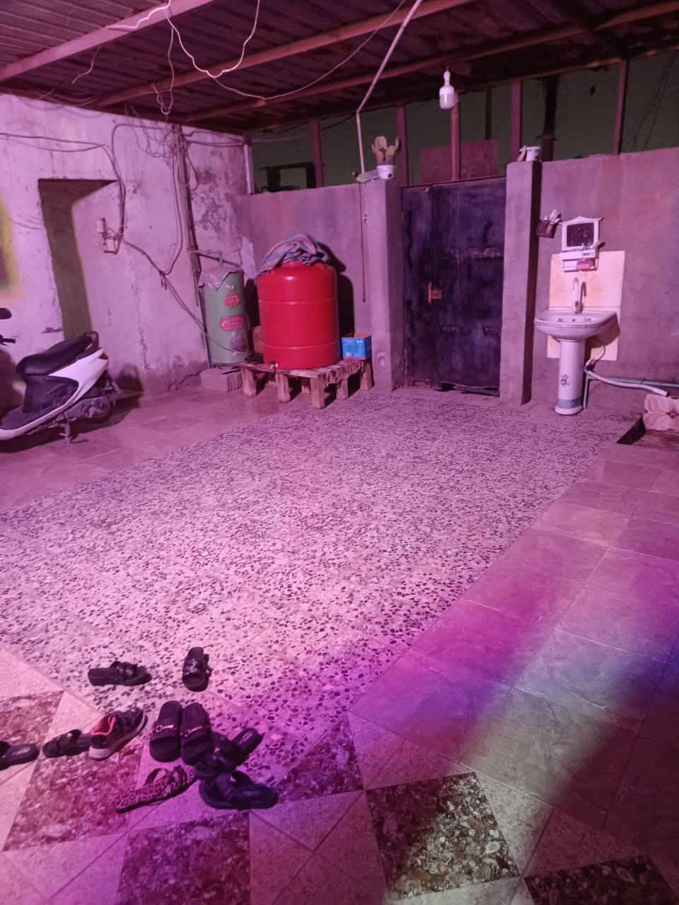 بيت تجاوز للبيع ب12 وبي مجال كلشي ماعلي نضيف كلش متكون من هول وديوانية وثنين غرف نوم وحمام وصحيات ومطبخ وطارمة جبيرة عنوان خمسة ميل حي طارق للاتصال ‏‪***********‬‏
