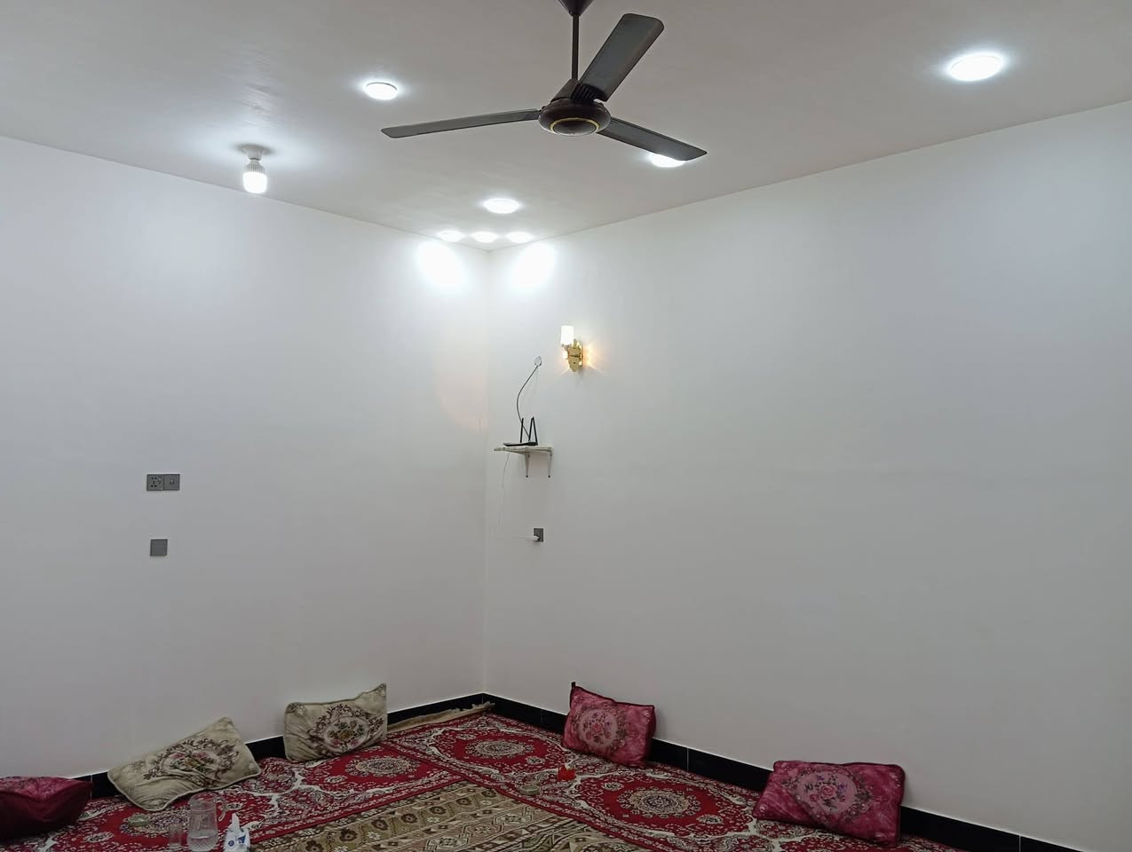 البيت بناء 25حديث طابقين الطابق الاول كامل والطابق الثاني هيكل غير مسقف يعني عوزه بس صب خدمات كامله بين شارع الكفاح وبين شارع أبو الفضل قريب على المدارس الابتدائية والمتوسطة والمدرسه الصنيه شارع 11متر رقم القطعه 1716المساحه 200متر
مطلوب إسكان 40مليون
الاستفسار الاتصتل
***********
