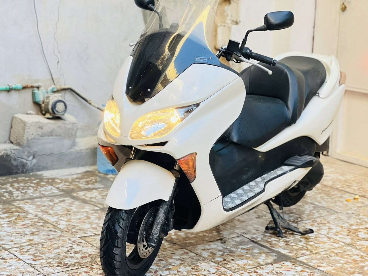 السلام عليكم
دراجه فورزه 08 دبل بصمه عميه لون ابيضّ كرستال بصمه 

جامه طويله حساس ستاند كلوب جنطه تك ريشه 

مكينه سوده ضمان ممفتوح منها برغي كهربائيات كلها شغاله  وتدفئه بليدات والدراجه كلها عل بلادي جيب فيتر وتعال وياك 

ماشيه الدراجه 10 آلاف  يعني بعدها بجيس ما صالي جم يوم من نزلتها من المعرض والدراجة احلى من الصور بألف مره سعرها يخبل مليون و500 وبيها مجال شي قليل  والله بلاش بس صار عندي ضرف ومحتاج ابيعا رقمي *********** مكاني بغداد
