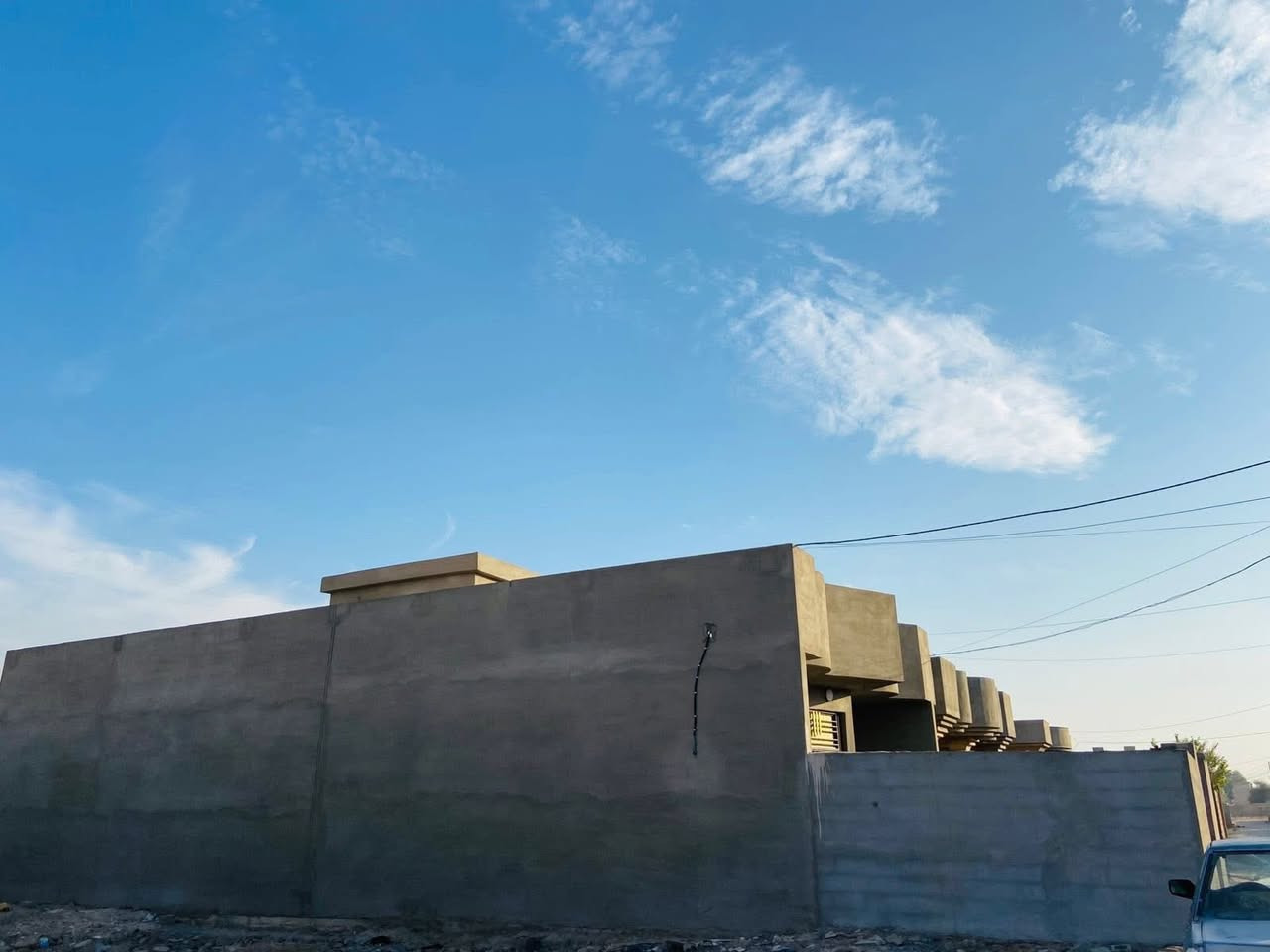 السلام عليكم مكلف بل نشر 
بيت للبيع مساحه 250م بناء حديث الداخل كله سيراميك كلشي ماناقصه الجامع بصفه عل شارع 
السعر 40 وبي مجال العنوان بيجي المالحه الغربيه 

***********
