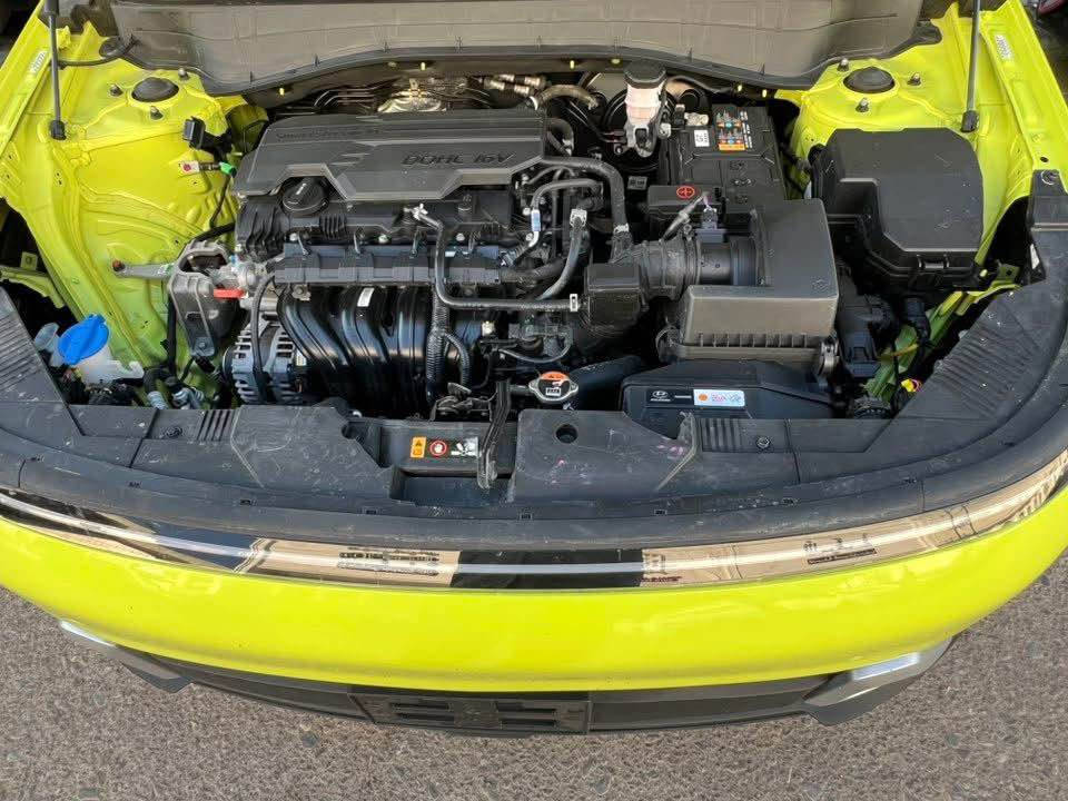 هونداي كونا 2024 
محرك  2000 دوش  
لون مميز 💚
ماشية 4  الف فقط
حادث فقط - جملغ و باب صبغ 🔻
ايرباكات كلها سليمة شركة ✅

مواصفات SEl
بصمة 
كاميرة
تبريد مركزي امامي وخلفي
شاحن لاسلكي 
ابواب بصمة
ويل كب كروم
كشنات كهربائي
تبريد مركزي امامي وخلفي
مصابيح LED أمامية.
مصابيح LED خلفية.
أضواء ضباب.
أضواء LED ساطعة خلال النهار
نظام الدخول الذكي.
نوافذ كهربائية.
حساسات خلفية لصف السيارة
نظامي  Android Auto و Apple CarPlay.
نظام الملاحة GPS.
اتصال Bluetooth.
اتصال USB.
مدخل AUX.
نظام تثبيت سرعة ذكي.
تشغيل المحرك عن بعد.
نظام تثبيت السرعة.
السعر 156 
تكلفة الرقم 15 ورقه 
العنوان / اربيل شارع 100 ( معرض اربيل كارس )
للاتصال واتساب ☎️*********** اكر, نينوى
