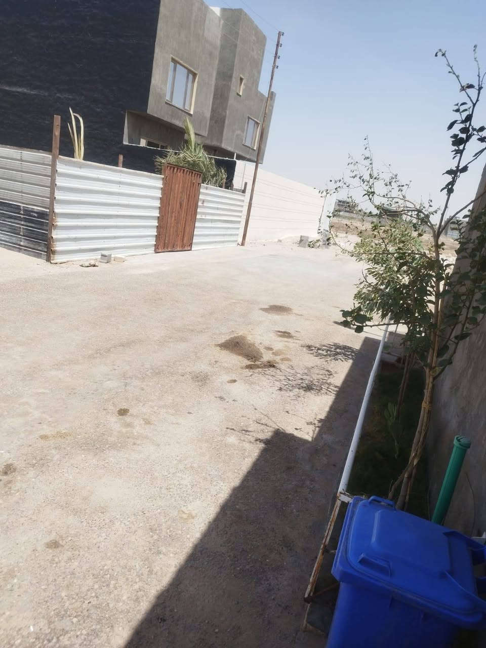 قطعه ارض طابو زراعي من المالك ابوالطابوالصرف وموجود المالك جيرانه  مساحته200م مدفونه ومسيجه بيهه نخلتين برحيات هنه وفروخهن المكان التنومه الصالحيه شارع الاسوه الحسنه رقمي *********** البصرة, العراق
