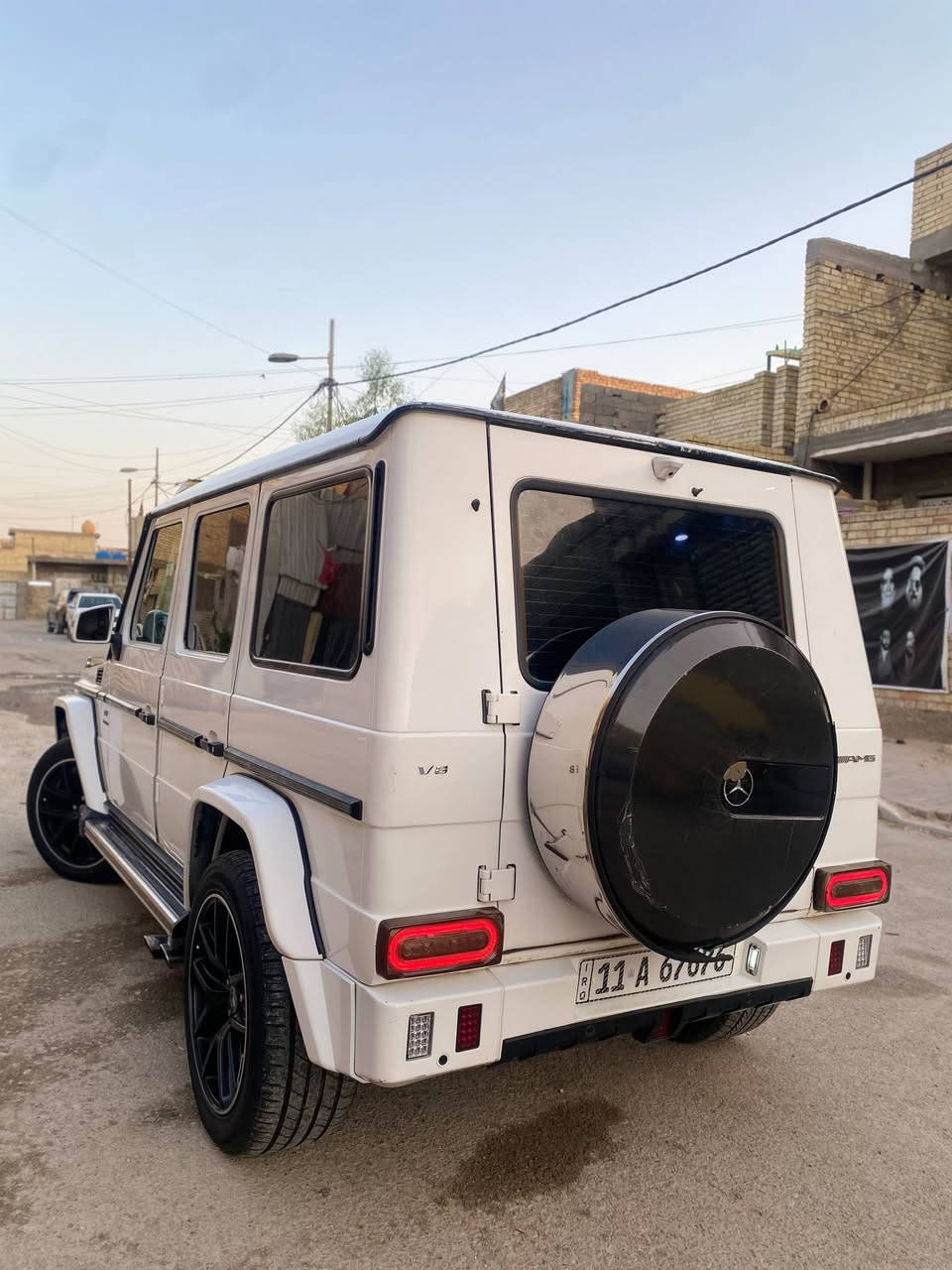 السلام عليكم للبيع أو المراوس 
مرسيدس جي كلاس موديل 90 محدثه خارج 18 ولداخل 22 
مكينه 6 سلندر 320 خراطيم مكينه وكير جدد 
 صوت رياضي 4 كزوزات  تبريد ثلج ❄️ حداديتهه جديده رقم بغداد مميز تحويل مباشر داخل لونين كشنات كهرباء ويل 20 تخم تاير جديد لايت عالي وناصي زنون لدات بجم جام أوتو السياره جاهزه من الدعاميه للدعاميه بدون نقص عنوان السياره بغداد مدينه الصدر 
السعر اتصال او واتساب وعيوني الك 
الاستفسار ***********سجاد
