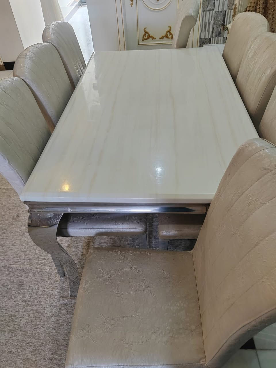 طاوله طعام السطح مرمر الثقيل والرجلين ستيل الاصلي وكراسي جلد العدد 8 قطع

السعر250 وبي مجال 
العنوان بصره معقل 
للتواصل ***********
