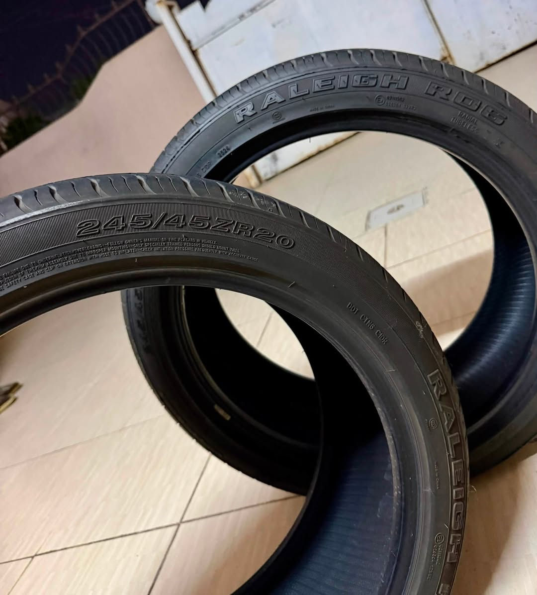 للبيع زوج تايرات جديده صيني اصلي نوعيه مشهوره RYDANZ
نظافتهم 90%
القياس 20*45 /245 كما موضح بل صور 
الي شراي خل يتفضل على خاص او يتصل ع رقم ***********
السعر 90 الف بيها مجال ان شاءلله 
عنوان كركوك
