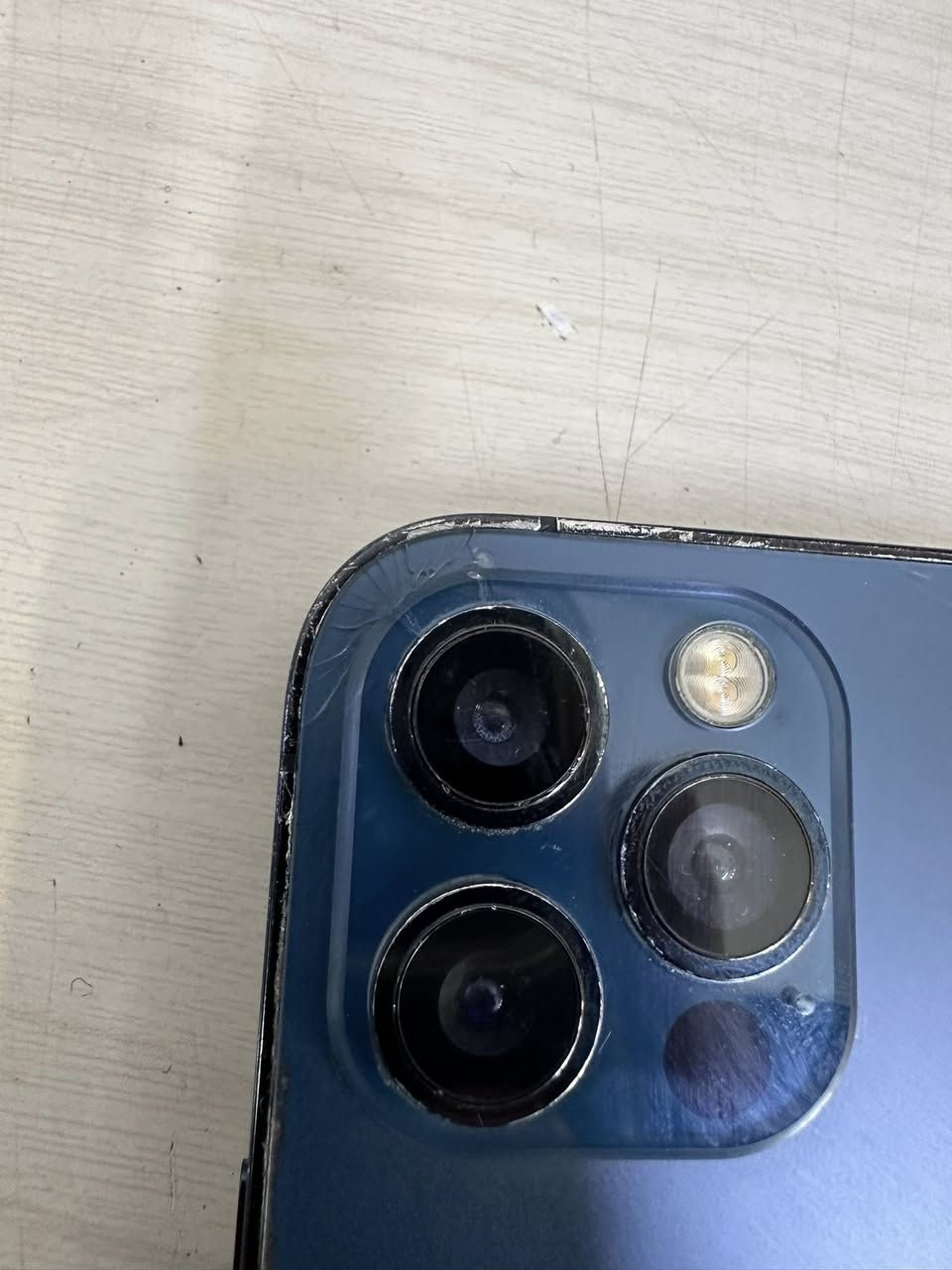 ايفون ١٢ برو فقط مبدل بطاريه وفيس ايدي واكف كله بلادي بس فيس ايدي واكف وبي فطر كلش صغير بضهر واضح بلصوره سعره٢٥٠ بي مال كلش بسيط رقمي ***********
