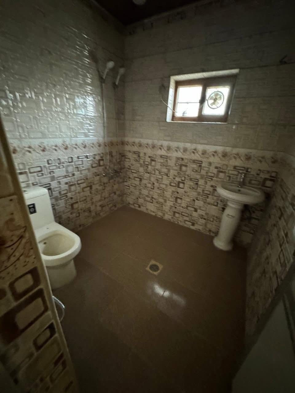 #للايجار____في____السيدية
بيت مساحة 140م نظيف 

يحتوي على اربع غرف نوم وصالة ومطبخ وخدمات 

قيمة الايجار:مليون وربع قفل 

للاستفسار:***********

او زيارة مكتب الفهد الهندسي للمقاولات العامة/شارع جامع الاقصى مقابل مكتبة الحكم سنتر
