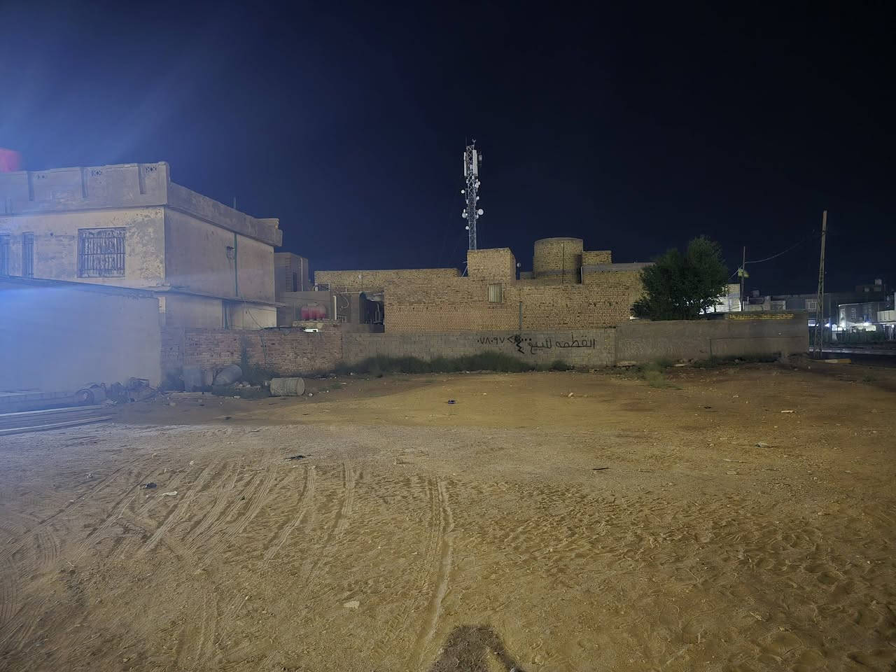 📍 قطعة أرض للبيع 
🔹 ركن
🔹 المساحة: 255 م²
🔹 الموقع: حي العسكري
🔹 مباشرة على السايدين
🔹 نزلة شارع الزيتون
📞 للتواصل: ***********
