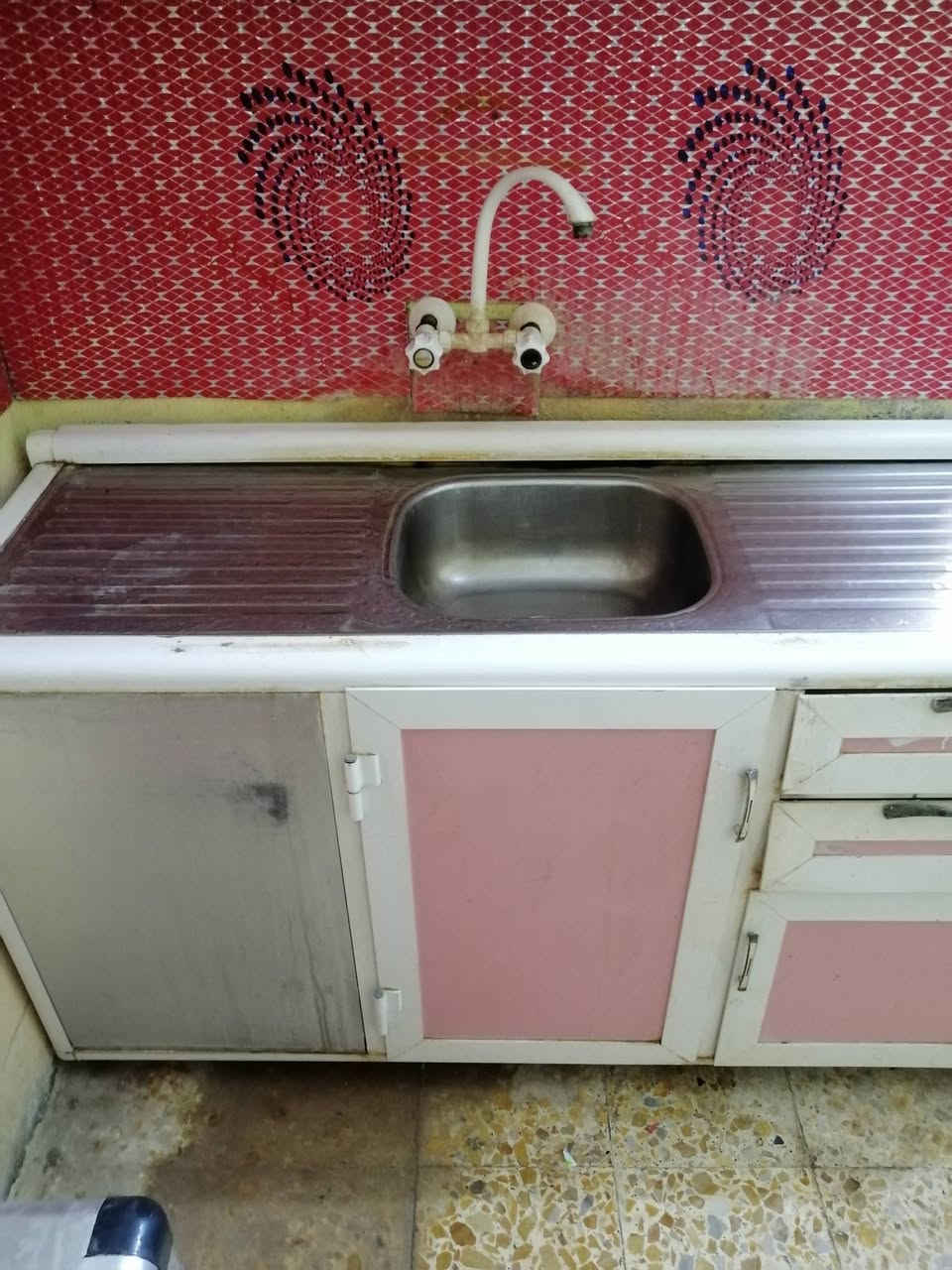 سلام عليكم طباخ خمسه عيون وسنك للبيع حي الخضراء خابر *********** وبيك خير وتدلل
