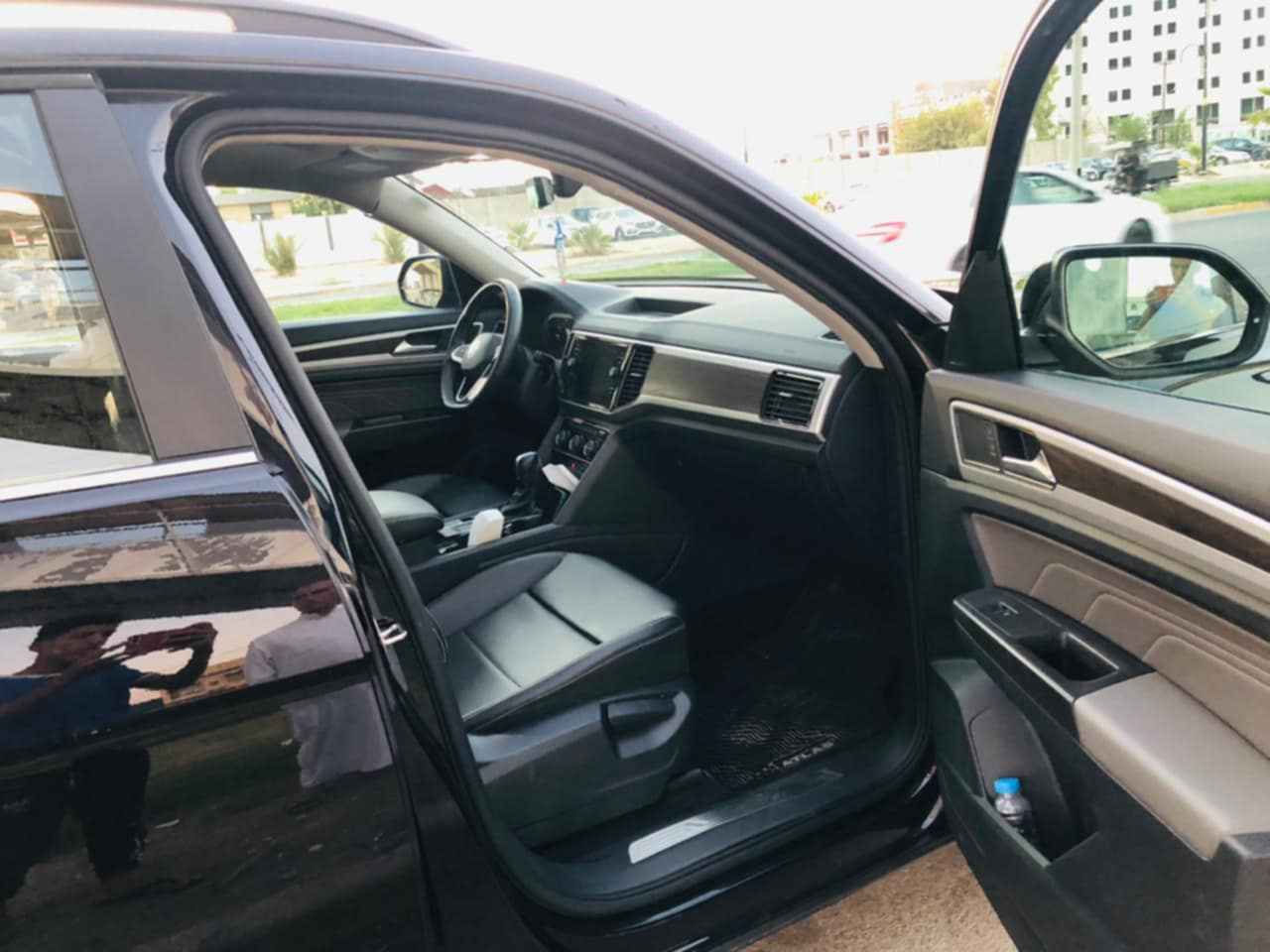 اسم السيارة: Volkswagen Atlas. اطلس. 
الفئة: Se. 
الموديل: 2022. 
اللوحة: كركوك الماني جديد مشروع وطني.
السعر: 275 $ ورقة. 
الضرر: جاملغ خلفي ايسر+ باب السايق وربع الجنطة. 
*السيارة بچم كبس مكفولة من الشاصي والغرق والحرق.
#صور الضرر بالمنشور.
_____________________________________

#المواصفات:
حجم المحرك 4  سلندر 2000 تيربو
عداد المسافة 27 الف ميل قابل للزيادة.
بصمة ابواب 
تشغيل عن بعد 
كشنات جلد اسود 
تدفئة كشنات 
رادارات امامي خلفي جانبي 
حساسات امامي خلفي
اوتو ستوب 
وايرليس جارج [ شحن موبايل بدون كيبل ].
7 سبعة راكب
بردات خلفي بلادي
تبريد منفصل
كامرة دوارة
شاشة  كار بلاي واندرويد اوتو  
مقاعد جلد 
مقعد السائق كهرباء. 
وتوجد باقي الموصفات المعروفة في فئة ال (Se). 
______________________________________

للأستفسار :  *********** *********** 

          

العنوان: محافظة كركوك.اسم السيارة: Volkswagen Atlas. اطلس. 
الفئة: Se. 
الموديل: 2022. 
اللوحة: كركوك الماني جديد مشروع وطني.
السعر: 275 $ ورقة. 
الضرر: جاملغ خلفي ايسر+ باب السايق وربع الجنطة. 
*السيارة بچم كبس مكفولة من الشاصي والغرق والحرق.
#صور الضرر بالمنشور.
_____________________________________

#المواصفات:
حجم المحرك 4  سلندر 2000 تيربو
عداد المسافة 27 الف ميل قابل للزيادة.
بصمة ابواب 
تشغيل عن بعد 
كشنات جلد اسود 
تدفئة كشنات 
رادارات امامي خلفي جانبي 
حساسات امامي خلفي
اوتو ستوب 
وايرليس جارج [ شحن موبايل بدون كيبل ].
7 سبعة راكب
بردات خلفي بلادي
تبريد منفصل
كامرة دوارة
شاشة  كار بلاي واندرويد اوتو  
مقاعد جلد 
مقعد السائق كهرباء. 
وتوجد باقي الموصفات المعروفة في فئة ال (Se). 
______________________________________

للأستفسار :  *********** *********** 

          

العنوان: محافظة كركوك. كركوك, العراق
