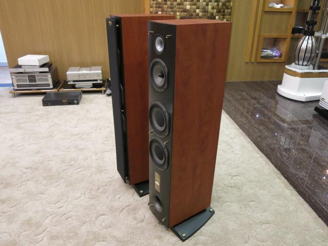 TRIANGLE antal ex HI END
سماعات هاي اند
احترافيه 
جدا راقيه
جدد استخدام ساعات فقط
مع الكارتونه
((( الوحيدات في العراق )))
***********
