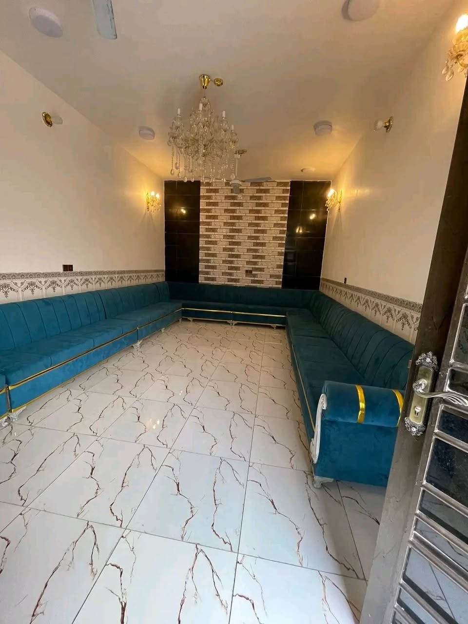 للبيع بستنه ام وليد قرب صيدليه حسين العزاوي مساحه 250 
بيت طابقين
طابق الآۆلْ يحتوي ع مضيف 4×7
صاله 4×5
هول 4×5
غرفتين 4×6. و4×5
مطبخ 4×4
حمام وصحيات
طابق الثاني
يحتوي ع غرفتين 4×6
وصاله 4×5
ومجموعه صحيات
 للاستفسار ***********
