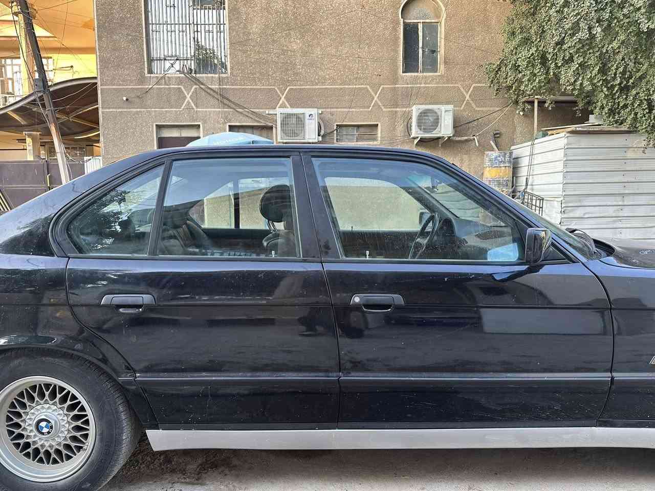 سلام عليكم بيم 525
محرك مسكر اصل
مديل93
رقم دولي بسمي 
سياره كفاله من الضربه من الخياس من العيب الشرعي
فقط صبغ للجماليه بدون معجون 

سياره جاهزه من كل النواحي
اترايك زيرو
مواصفات معروفه 
منضومه زنون شادهه 300$
نضام تقفيل ريموند اربع بيبان وقبق جنطه وبانزين 
مع رفع جام وسلايت 
تخم تاير وباتري جديد
عليهه سيرفس منضومت بانزين بلكامل 

بكان السياره بغداد الجديدة معلمين 
للستفسار ***********
