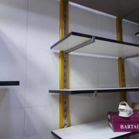 يوجد رفوف hdf لمحل كامل للبيع مع سجج وحمالات الرفوف  اللون ابيض جديد ل...