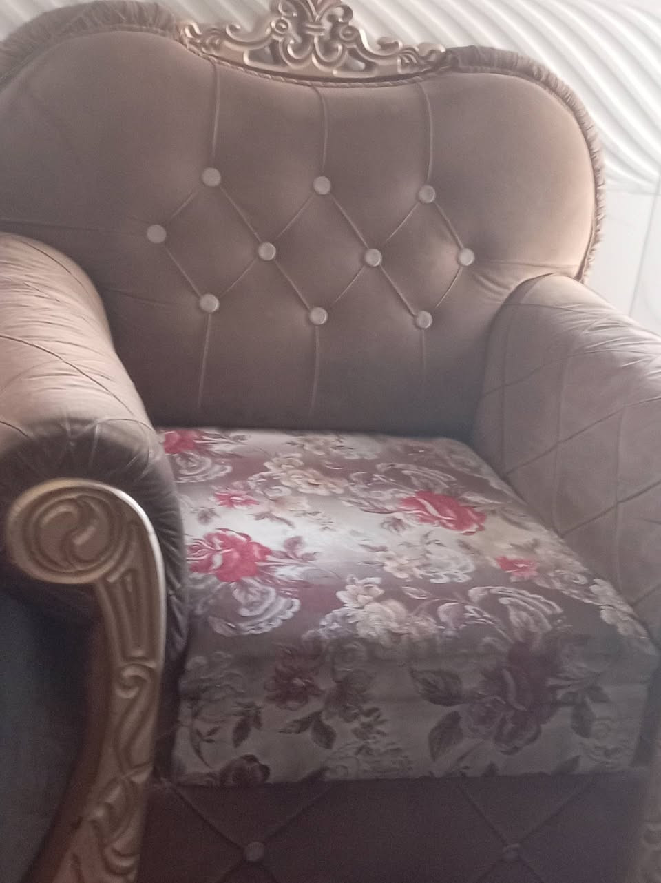 تخم للبيع ٢ كبار ٢كراسي ١ وسط الرقم *********** العنوان الشعب حي سومر واتساب فقط
