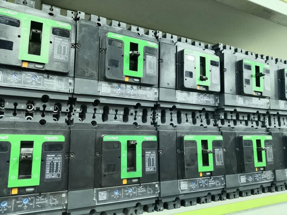 يالله متوفر جميع مواد السيطره الكهربائيه وباسعار تنافسيه كل من قواطع كونتكترات لوحات سيطره كل ما يخص الكهرباء متوفر للتواصل الاتصال 
***********
