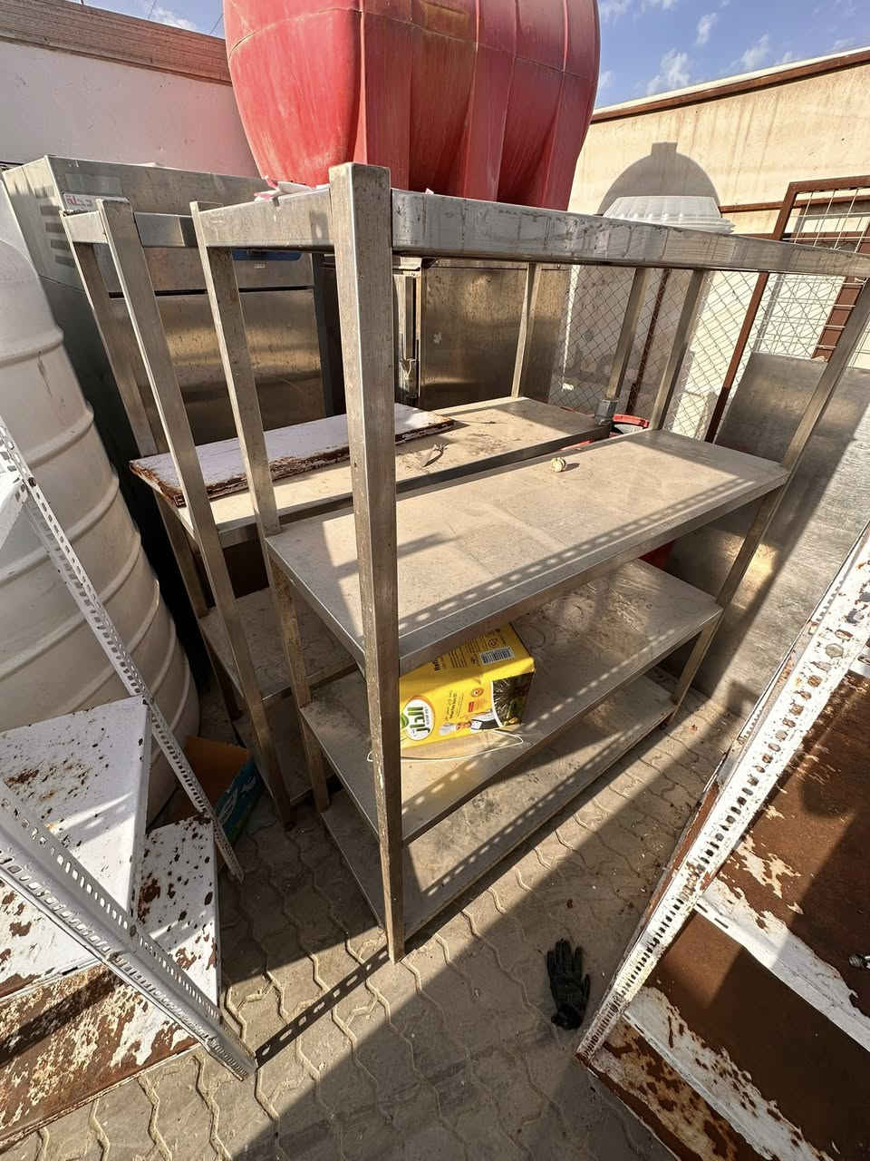 شلعة مطعم للبيع       مكاني البصرة ***********جميع الاغراض درجة اولى جميع اغراض المطبخ موجودة
