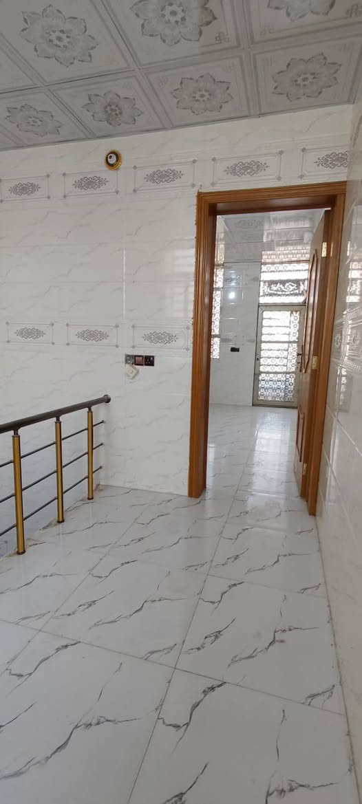 ✨ اللهم صلِّ على محمد وآل محمد ✨
🏡 فرصة مميزة للبيع
بيت بمساحة 50 متر
🔹 طابق ونص
يحتوي البيت علئ طارمة +استقبال +صالة +مطبخ وحمام ومنور
الطابق الثاني صالة وغرفة نوم وحمام وسطح 
البيت بورسلين وسراميك للسقف وسقوف ثانوية بناء جديد نظيف جدا غير مسكون 
🔹 الموقع: حولي 100 خلف الفيزا التركية مجمع الغدير 
📍 مميزات البيت:
✔️ خدمات كاملة (ماء، مجاري، كهرباء، تبليط، إنارة)
✔️ منطقة سكنية متكاملة
✔️ قريب من حولي المشاية مال مستشفى الكفيل
✔️ يبعد عن الحرم كيلو (دقائق بالسيارة) 
 طابو زراعي إقرار محكمة سند 25
مكاتبة مباشرة مع صاحب الأرض
💰 السعر: 66 مليون
(قابل للتفاوض ويا الشراي الجاد)
📞 للاستفسار:
***********
📲 واتساب متوفر
