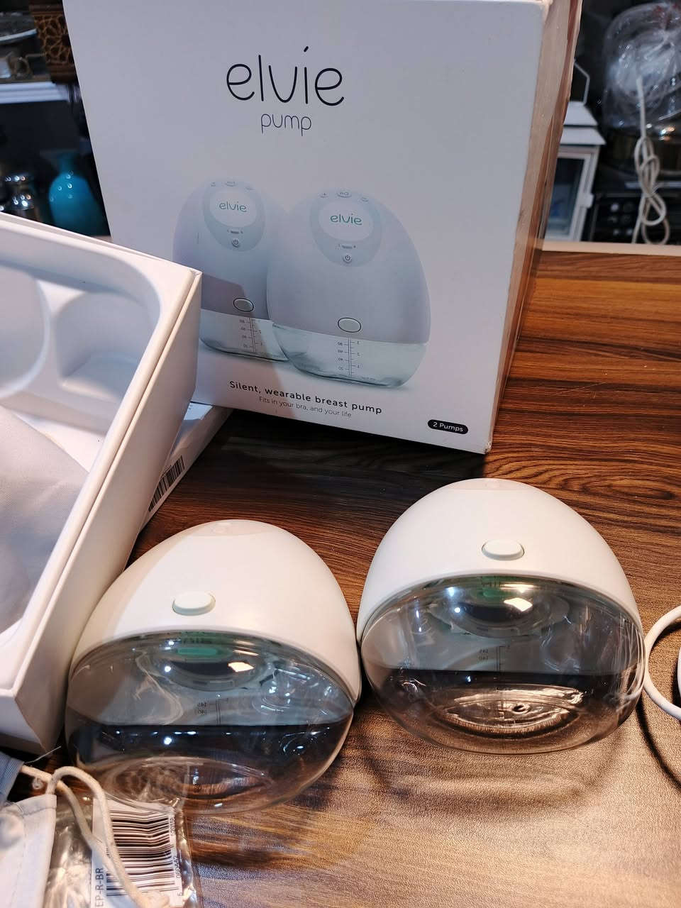 هذا المنتج هو مضخة الثدي الكهربائية القابلة للارتداء من شركة Elvie. 

تصميم مدمج: مضخة لاسلكية وخالية من الأنابيب مصممة لتوضع داخل حمالة الصدر لضخ الحليب بشكل سري. 

تشغيل صامت: توصف بأنها أول مضخة ثدي صامتة في العالم لتوفير الراحة أثناء الاستخدام. 

التحكم الذكي: يمكن التحكم بالمضخة ومراقبة حجم الحليب عبر تطبيق الهاتف الذكي. 

قابلة لإعادة الشحن: تعمل ببطارية قابلة لإعادة الشحن وتتضمن حاويات قابلة لإعادة الاستخدام وآمنة للغسيل.


**إذا كنت صاحب هذا الإعلان وتريد حذفه لأي سبب، رجاءا أرسل رسالة إلى الدعم الفني**