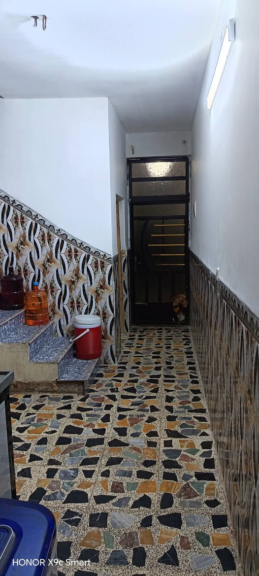 السلام عليكم بيت للبيع زراعي مقابل ابو طياره مدخل نسائم النخيل شارع الجامع مالك الملك قرب السده مساحة 83 متره 5*16ونص من أصل القطعه 250متره بسند والسند بسمي اني صاحب القطعه البيت طابق ونص الطابق الثاني غرفة النوم وخدمات وبيتونه السعر 105 وبي مجال ***********
