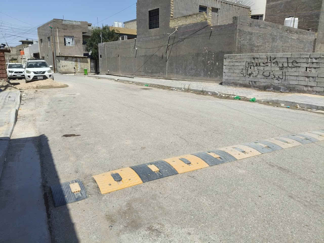 السلام عليكم دار للبيع او امراوس حسب القناعة المساحة ١٠٨ (دار بيه قيناص) زراعي بناء درجة اولى قاط واحد فقط استارة وبيتونه صب رفت عالي عن الشارع متكون من  غرفة نوم صاله استقبال حمام خارجي وداخلي منور عدد ٢ كراج فول خدمات مي مجاري كهرباء رصيف تبليط شارع عريض مكان بلديات خلف الصحفيين شارع حسينية ام البنين ع قرب مضيف السواعد .. اتصال ***********

