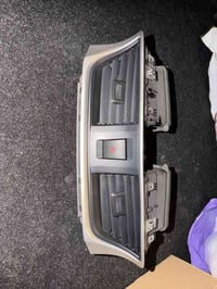 للبيع شاشة نيسان سنترا  قطعة تبريد الوسطية + دكمة الاشارة  قيم واخذ  0...