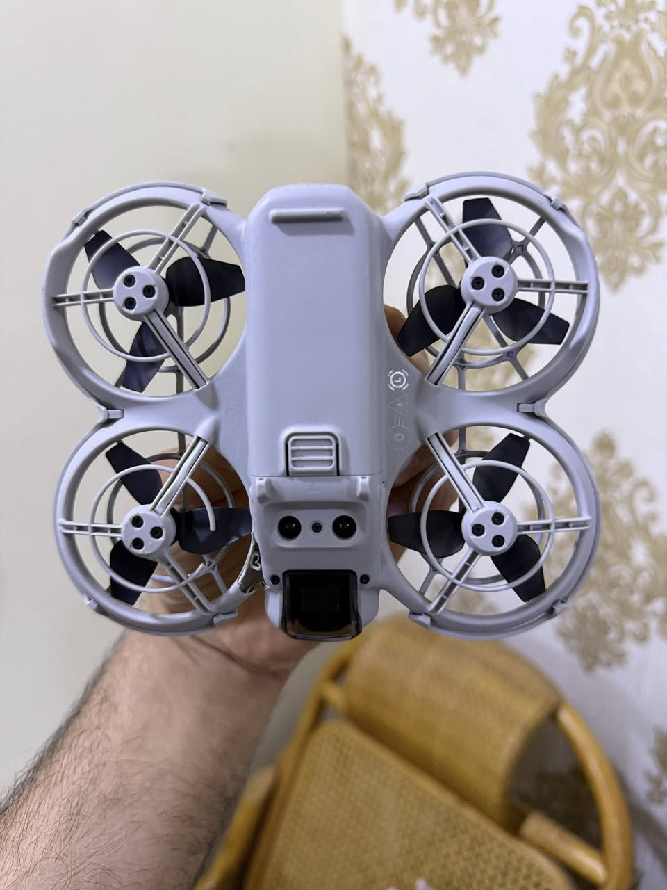 سلام عليكم 
درون dji نيو ون 
درون غنية عن تعريف من نحاية تصوير وسرعة استجابة 
تصوير 4k تحكم جوستك وموبايل. وايضا بدون اي شي فقط درون هم تطير مميزات. 
تتبع و دوران وابتعاد والارتفاع وهواي شغلات. 
الدرون بية ضربة خفيفة كما موضح حادث اصتدام. 
ملحقات كاملة. جوستك وبطاريات 2 وشاحن بطارية 
مكاني البصرة الاستفسار ***********
