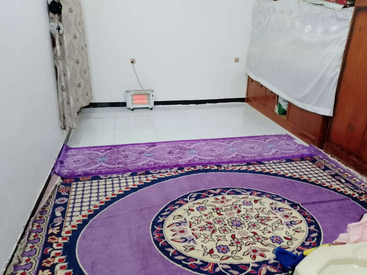 سلام عليكم دار مساحه 200 متر بحواس شارع جبار الكهربائي موقع ممتاز .يتكون من غرفتين ومطبخ حار وبارد واستقبال وبيتونه كبيره ترهم مخزن وكراج يتسع سياره الدار طابق واحد بيت بناء ممتاز *********** حافظ الخالدي
