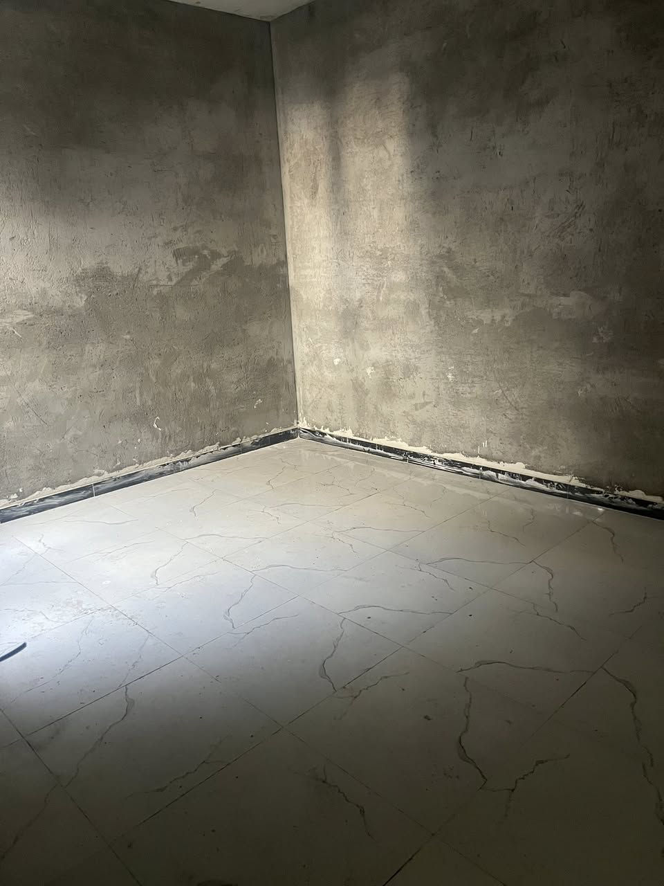 بيت للبيع مساحته ١٠٠  يحتوي عل غرفه وصاله  وحمام داخلي  واستقبال  يحتوي ايضنعل سقف ثانوي البيت كله مع مواد البيض ايضن  مكانه قريت المشروع السعر  ١٨ وبيه مجال هاذ رقم وتساب فقط *********** هاذ تصال ***********
