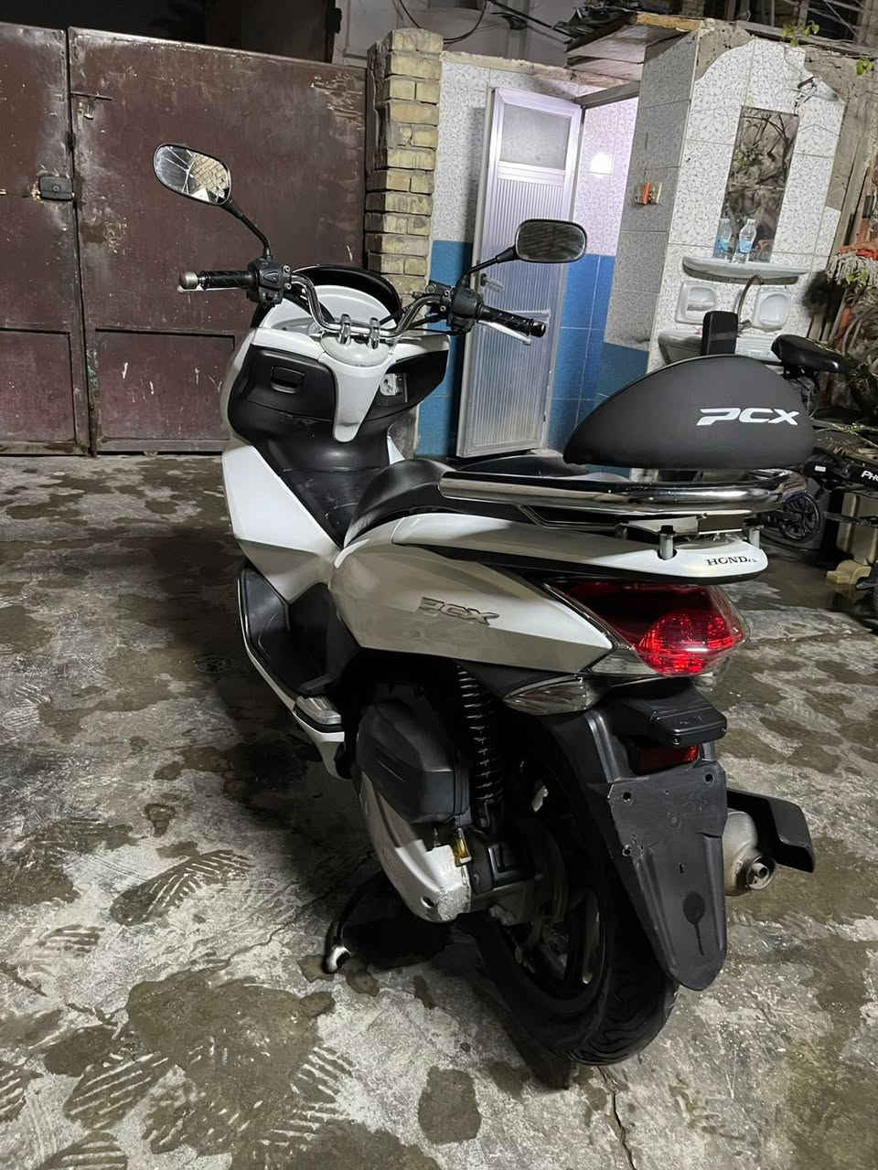Pcx  150cc جيل اول
مكينه كفاله عامه 
حساس ازدحام 
استاند حساس 
فقط دكمه الدشبول عاطله 
والباقي موضح بلصور 
ترايك وين ميعجبك 
مكان بغداد جديده 
تواصل واتساب 
***********
السعر 11$ ونص اور مراوس
