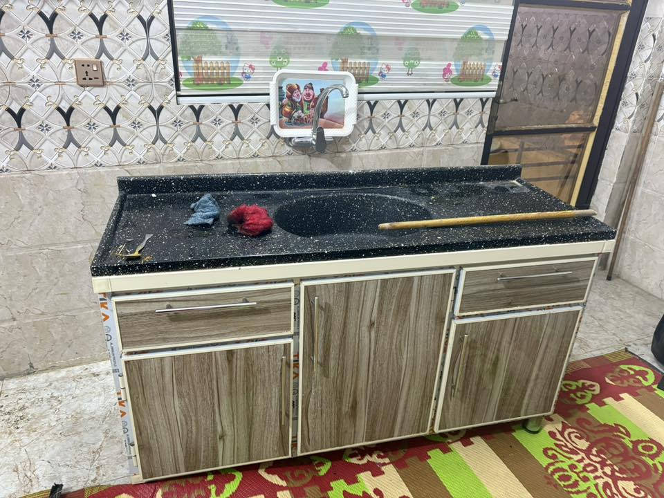 السلام عليكم كاونتر تفصال جديد حيل متر ونص ب متر ونص ويا مرمرايه مال السنك حطاطه  طباخ نضافته ٧٠ بالميه وياهن هاذه الميز كلهن ب ٣٠٠ ألف *********** بغداد أبي غريب
