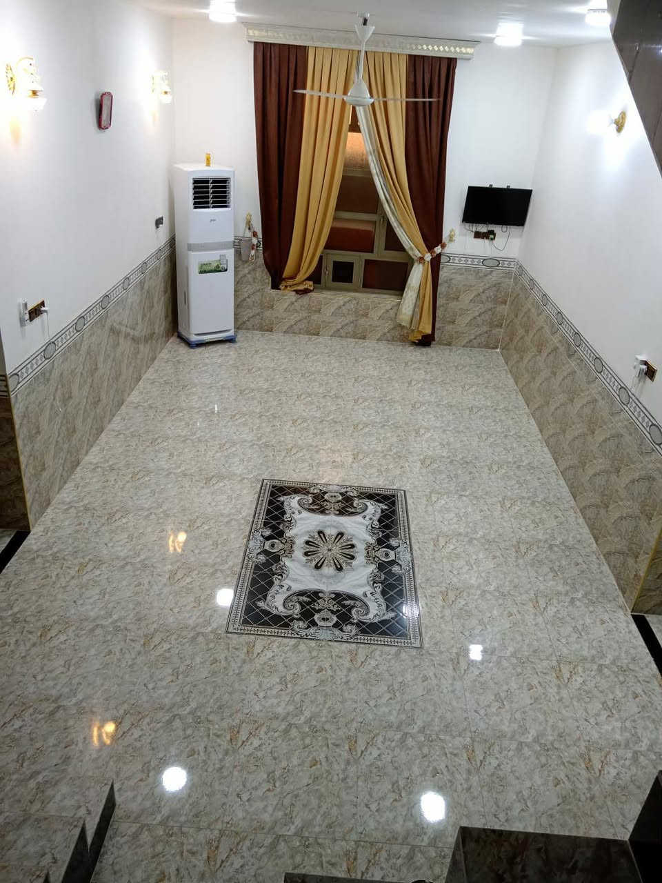 دار للبيع بناء حديث مساحه نصف دونم المنطقه حصيبه الشرقيه
السعر 180 وبي مجال 

البيت صاير يم شط موقعه حيل حلو بناء جديد طابقين 

الرقم *********** للاستفسار
