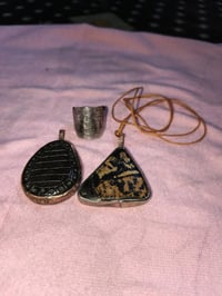 ميداليات قديمه تحفيه او محبس مطلسم كلش حلو تحفه من طراز القديم سعره شل...