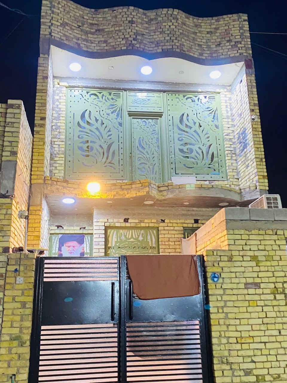 دار للبيع
الموقع منطقة نهاوند الرابعة الفرع مقابل شارع 30 قريب على مدرسة الاصول الابتدائية.

نوع الدار طابو صرف

يتكون الدار من طابقين 

الطابق الاول.استقبال 5.5×3+ مطبخ ومنور + صاله مع منور 4× 5  +غرفه 5×3.5  +صحيات داخليه وخارجيه متكاملة 

الطابق الثاني غرفتين نوم جبيره 5×5. 

+ صحيات متكامله.السطح ايزو كام بناء 2023 

*ملاحظة. المساحة ١٠٠ 

*العقار مطلوب اسكان 27 مليون.

للاستفسار الاتصال على الرقم *********** 

واتساب موجود
