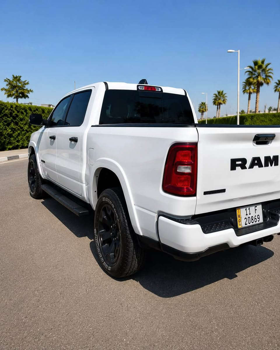 السياره RAM 1500 Lone Star 2025 بمحرك 3.6L Pentastar V6 eTorque،

المحرك والأداء

* المحرك: 3.6 لتر Pentastar V6 مع نظام eTorque (هايبرد خفيف).
* القوة: 305 حصان.
* العزم: 269 رطل-قدم (حوالي 365 نيوتن.متر).
* ناقل الحركة: أوتوماتيك 8 سرعات TorqueFlite.
* الوقود: بنزين عادي 87 أوكتان.
* استهلاك الوقود التقريبي: 13 مدينة / 15 طريق سريع (100كم/لتر ).  
نظام قياده متعدد الوضعيات 
سحب 
سبورت 
تلقائي
ثلوج 
الداخلية

تدفئة كشنات 
تدفئة مقود 
مري كهرباء 
دواسات متحركه كهرباء 
نظام طوارئ 
ازرار فتح ابواب الكراج 
كشن كهرباء 
خزن اسفل المقاعد 
بوكسات خزن اسفل السياره 
* مقاعد لـ 5.
* مقاعد قماش فاخرة.
* مقود متعدد الوظائف.
* تشغيل السيارة بدون مفتاح (Push Start).
* تشغيل عن بعد (في بعض الباقات).
* كاميرا خلفية.
* حساسات أمامية وخلفية.  
* رادارات جانبية وامامية

الشاشة والنظام

* شاشة وسطية 12 إنش Uconnect 5 بشكل قياسي.
* دعم Apple CarPlay وAndroid Auto لاسلكيًا.
* بلوتوث.
* 10 سماعات.
* منافذ USB Type-A وType-C.
* تحديثات للنظام عبر الإنترنت (OTA).  

شاشة العدادات

* شاشة معلومات رقمية بين العدادات.
* تعرض:
    * استهلاك الوقود.
    * ضغط الإطارات.
    * الملاحة (إذا كانت مفعلة).
    * معلومات السحب.
    * بيانات الرحلة.

أنظمة الأمان

* فرامل طوارئ أوتوماتيكية.
* Adaptive Cruise Control.
* Lane Keep Assist.
* تحذير الاصطدام الأمامي.
* حساسات أمامية وخلفية.
* كاميرا خلفية.
* نظام مراقبة ضغط الإطارات (TPMS).
* ABS وESP وTraction Control.  

المقاسات

* خزان الوقود: حوالي 120لتر.
* الحمولة: حتى حوالي 900 كغم (حسب التجهيز).
* السحب: يصل إلى حوالي 3.5 طن عند التجهيز المناسب.  

مميزات فئة Lone Star

* جنوط ألمنيوم 20 إنش
* مصابيح LED.
* مرايا كهربائية.
* ⁠تضليل مرايات تلقائي 
* مكيف أوتوماتيكي.
* مثبت سرعة ذكي.
* زجاج خلفي منزلق كهربائي 
* إمكانية إضافة شاشة 14.5 إنش، 
*نظام صوت مطور رقم راعيها ((***********6)) مكلف بلنشر ما ارد خاص لحد يراسل خابر راعيها البصرة, العراق
