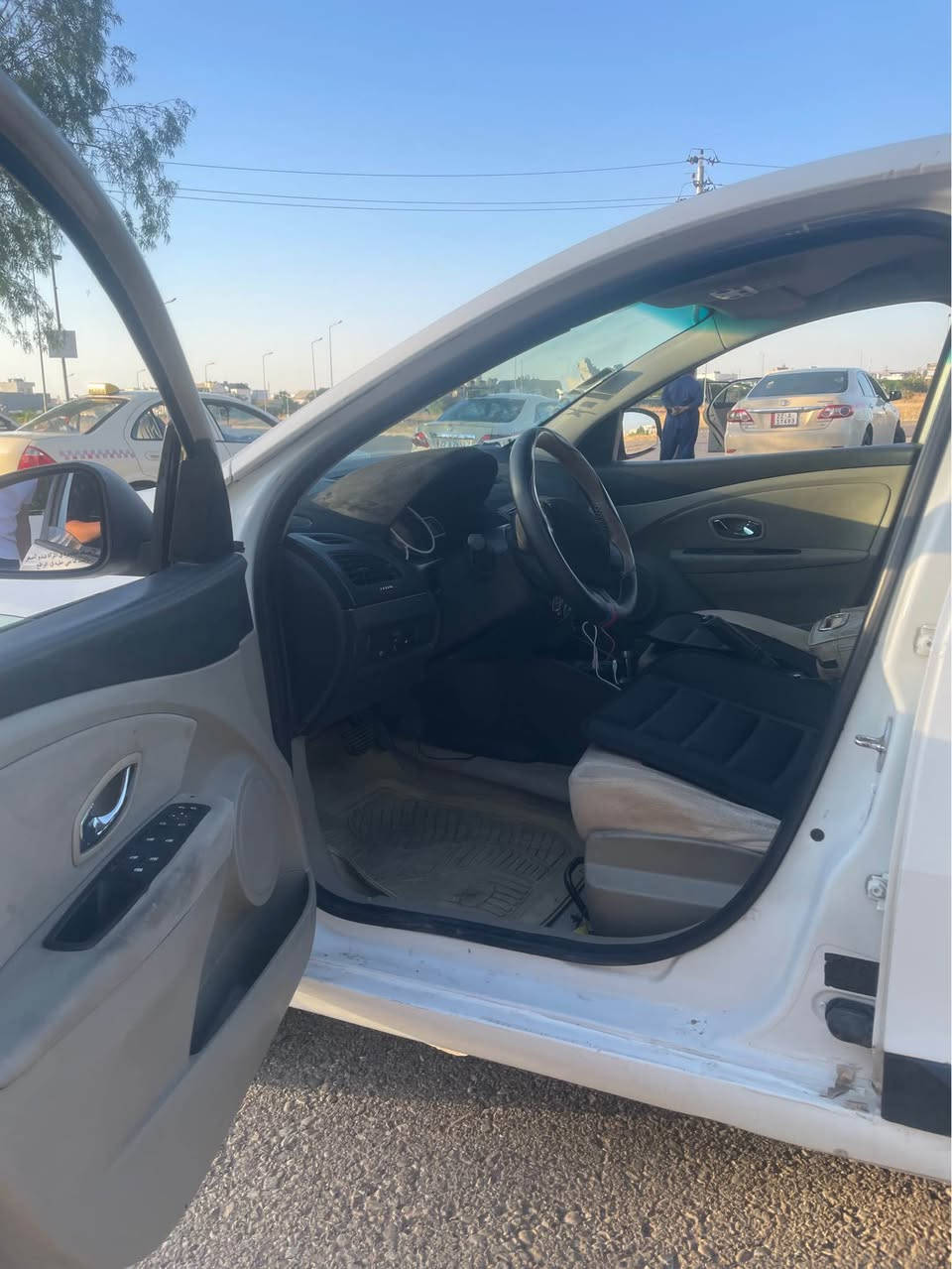 Renault fluence رینۆ فلۆنسی ***********
مۆدیل ٢٠١٥ رەنگی سپی 
چوار پارچەی سبوغە 
پێش کەپسە 
گێچ ئەلیکترۆنی
چوار جام کارەبا 
گێر ئۆتۆماتیک 
ABS
سویج شقارتە بیلاد
١٥٠ هەزار رۆشتووە
چوار تایەی نوێی لەسەرە 
بیلاد  گێر و مەکینە سێنترایە 
گێر و مەکینە بە شەرت 
تەبرید لەسەر سویج تازە غازی تێکراوە 
تەقەو رەقە و بەناوکردن بە شەرت سەنەوی نوێیە بە ناوی خۆمانە سەیارەکە یەک دەستە 
نرخی ٦٣ وەرەقەو محامەلەکی کەم رەقەمی ساحێبی *********** أربيل, العراق
