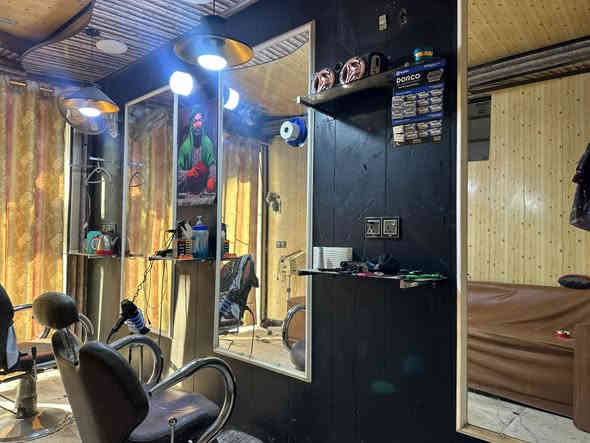 للبيع محل حلاقة جاهز للعمل
للبيع او للايجار محل حلاقة كامل التجهيز في حي الميلاد – شارع الجنة – عامود 139 – قرب شارع الحولي.
المحل مشتغل ومستمر منذ عام 2018، ويباع بسبب عدم التفرغ فقط.

محتويات المحل:
 • 3 كراسي حلاقة
 • ديكور مرتب
 • تجهيزات كاملة وشغّالة

للمهتمين والمعنيين، التواصل يكون على الرقم ادناه

***********
