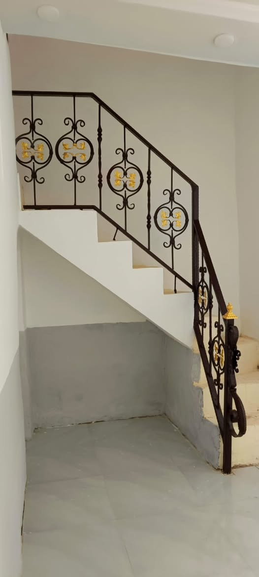 عقار 100 متر مقابل ساحة شارع 10 مفتوح عل شارع الصب المطار ستفسار تصال *********** 📍القوس الهنديه
